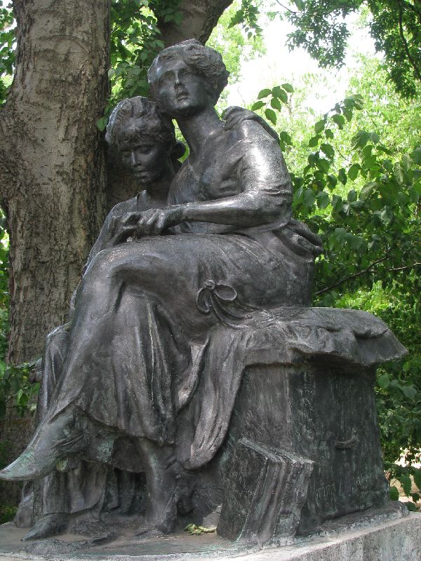 Jókai szobor nőalakok